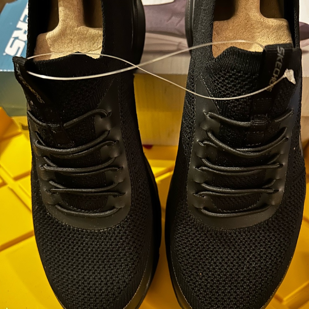 NWB/NWOB SKETCHERS BLACK ON BLACK MEN SLIP-ON  MEMORY FOAM - Picture 3 of 5